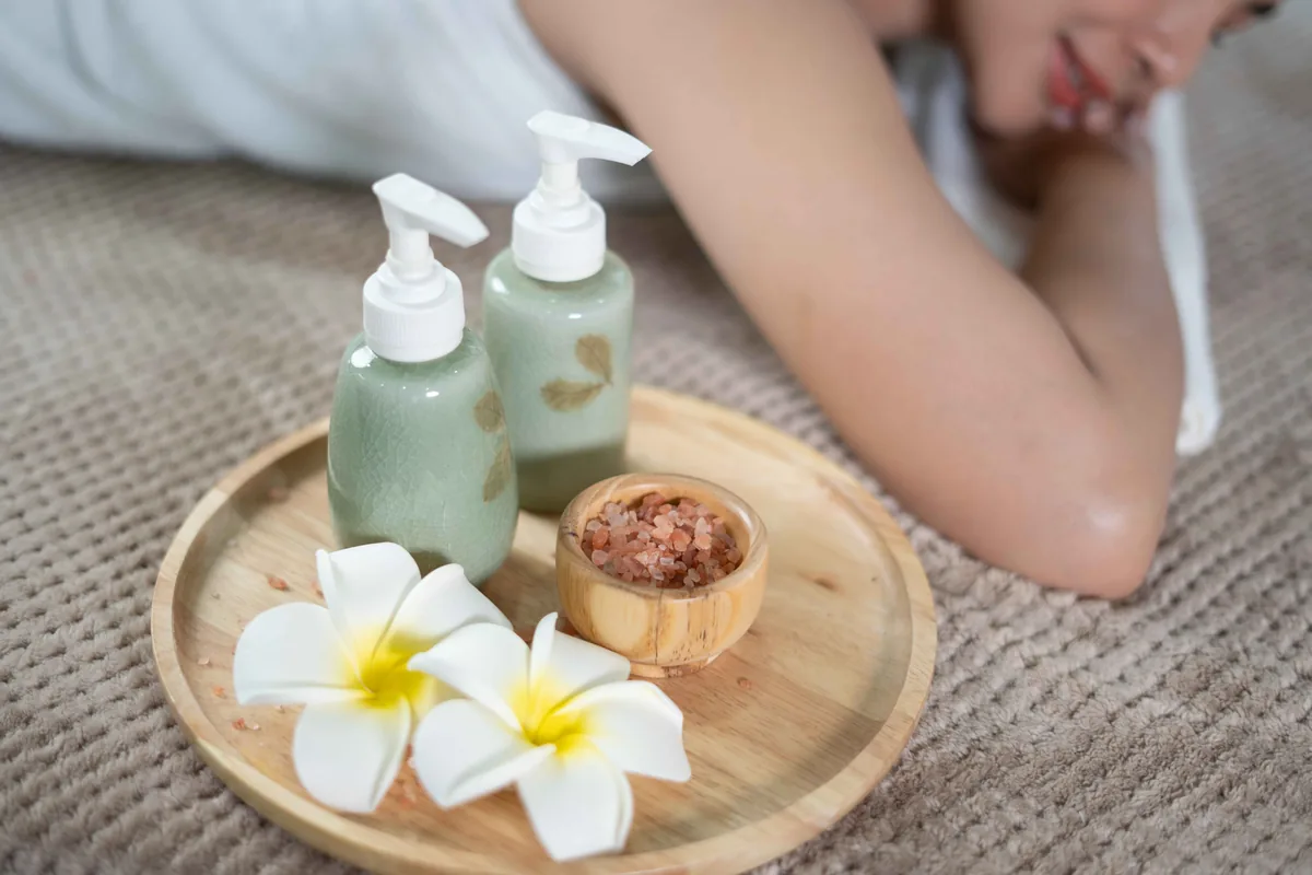 Wellness producten met frangipani bloemen